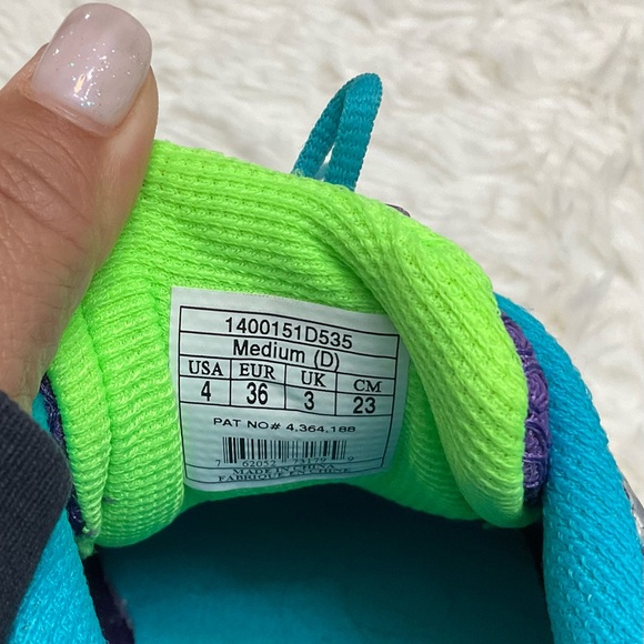 Brooks sneaker size 4 - Picture 10 of 11